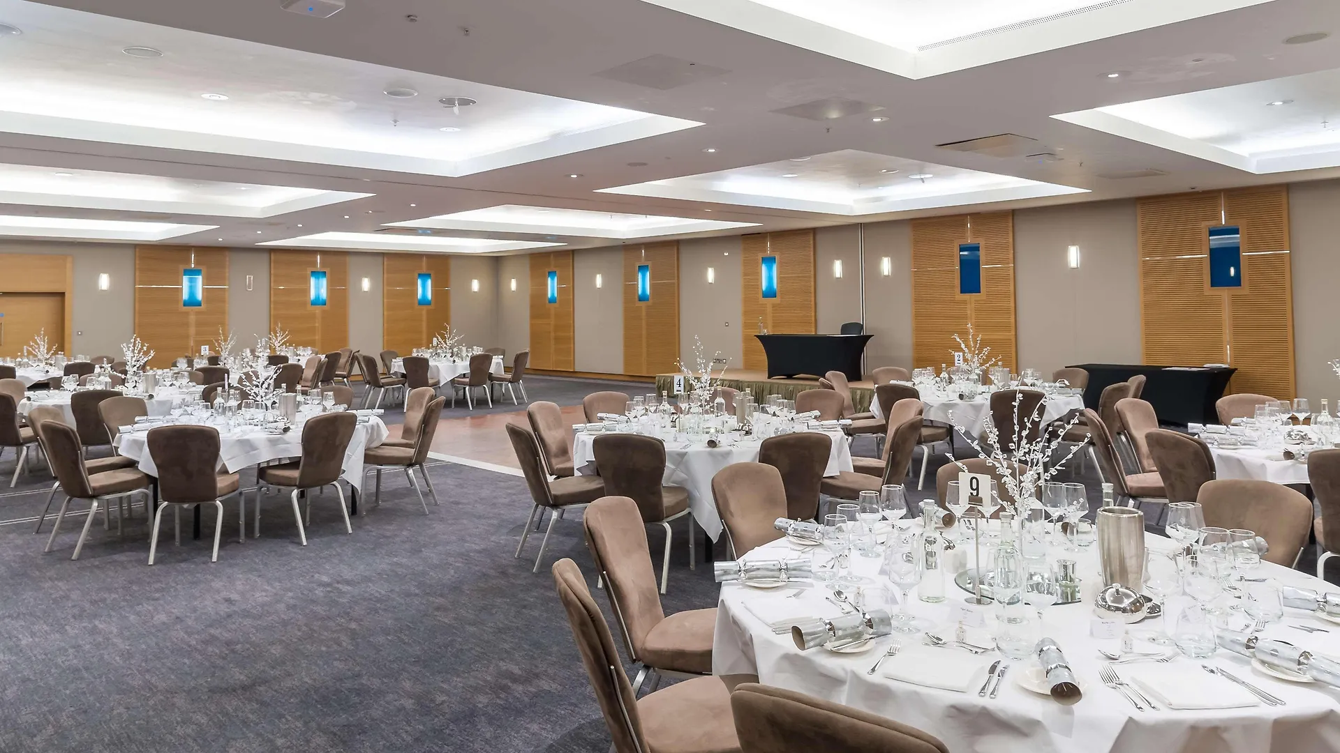 Hilton London Canary Wharf 4*,