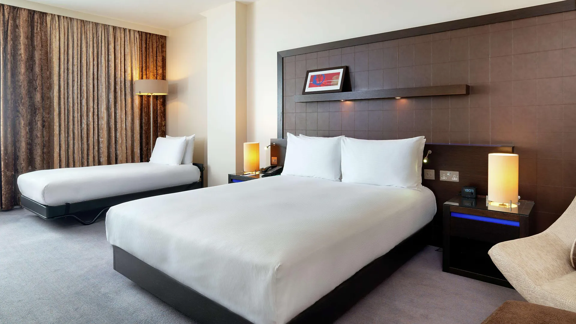 Hilton London Canary Wharf 4*,