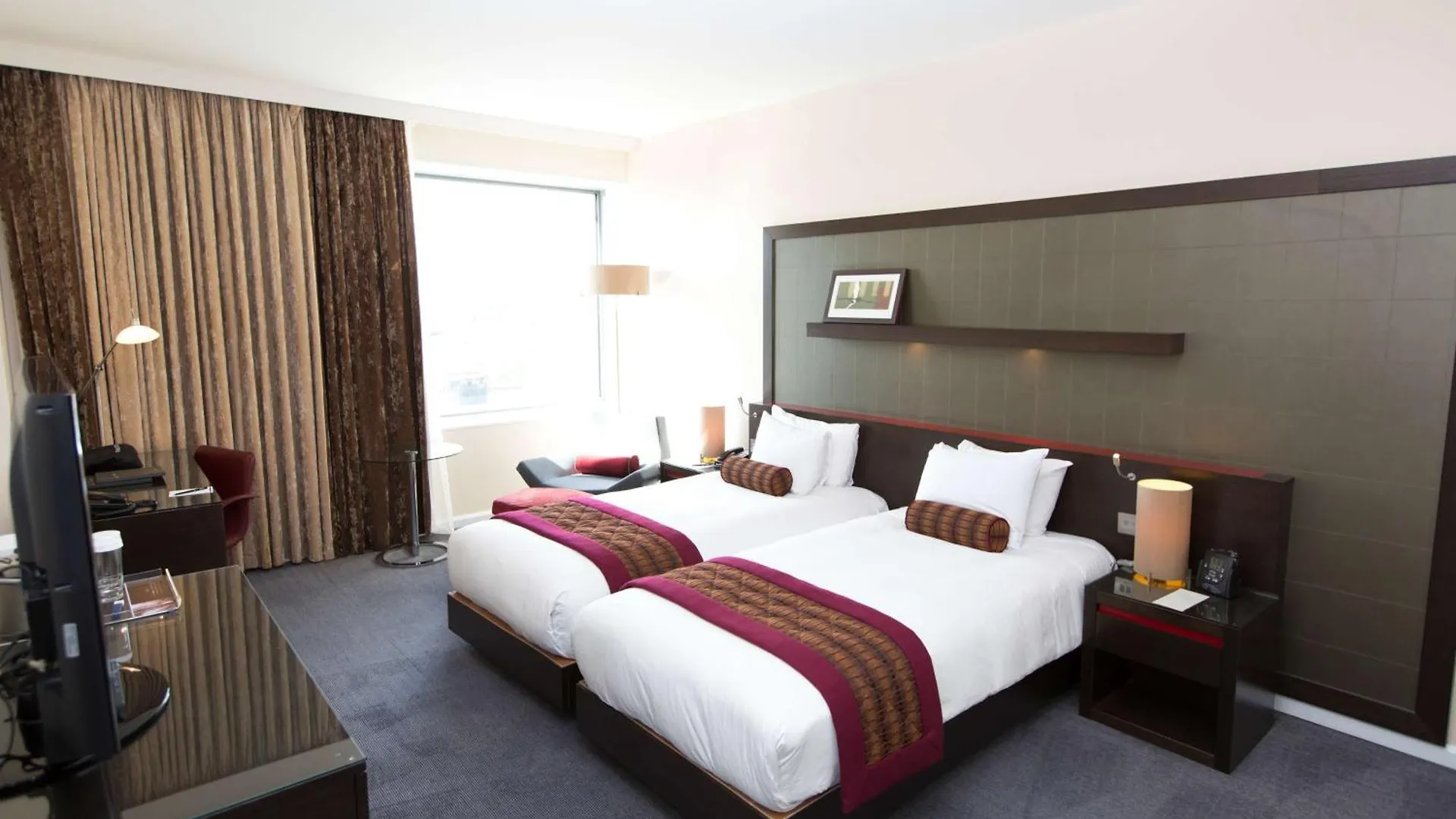 Hilton London Canary Wharf 4*,