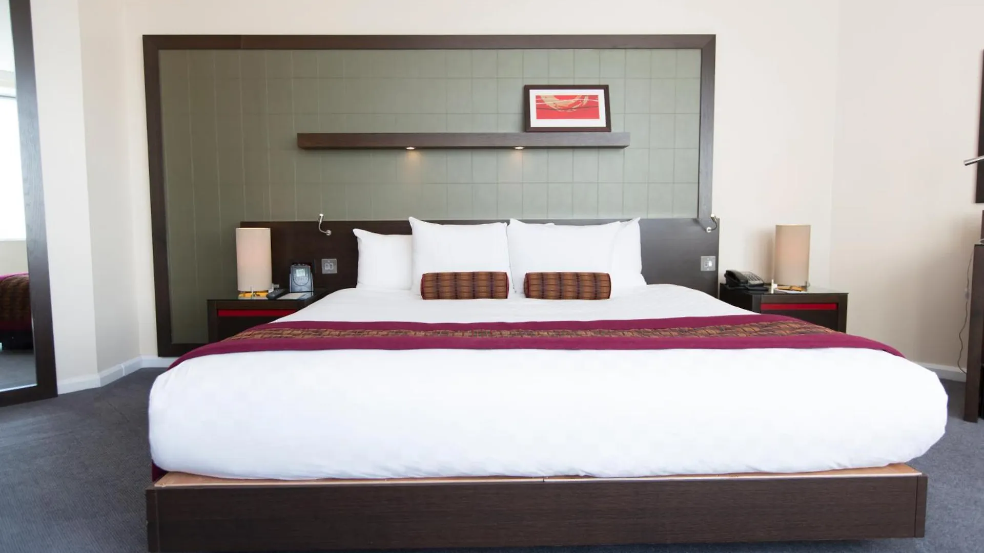 Hilton London Canary Wharf 4*,